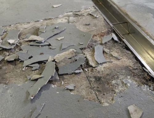 Desplacamento de piso industrial: causas e como corrigir