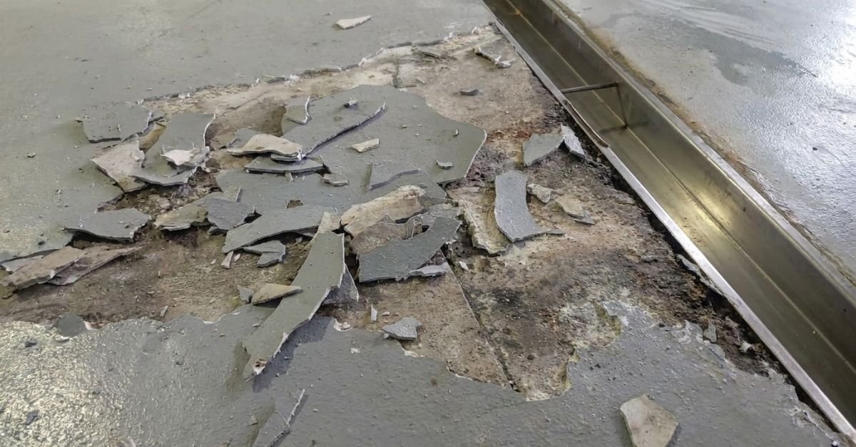 Desplacamento de piso industrial causas e como corrigir
