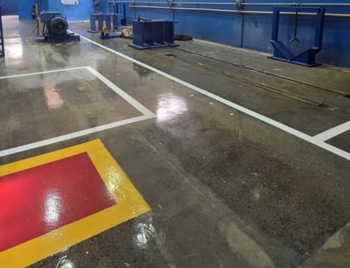 Piso de concreto industrial: lapidar, recuperar ou revestir?